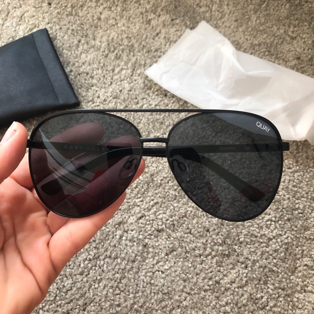 QUAY Vivienne Black/Smoke Sunglasses